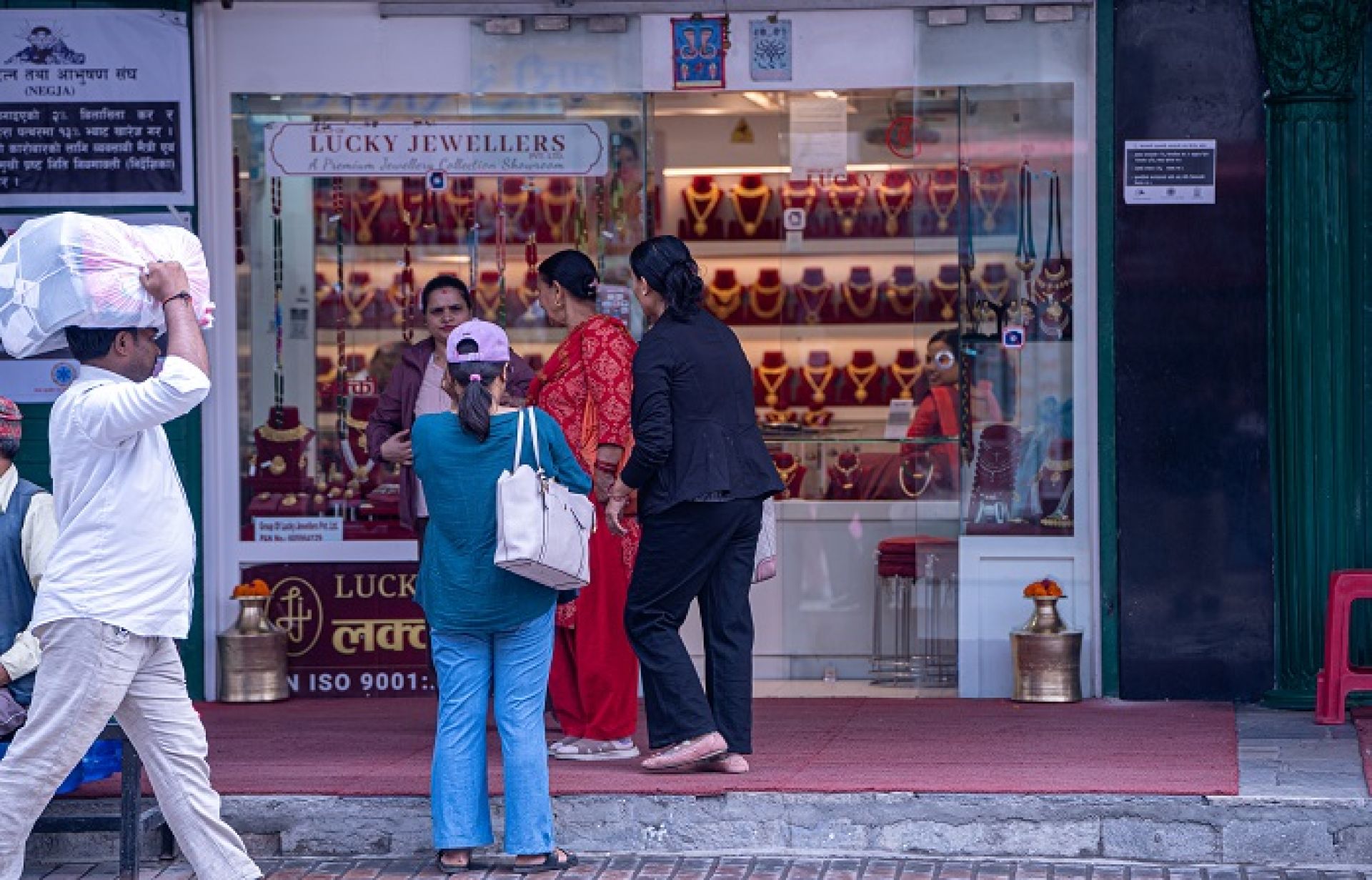 सुनचाँदी व्यवसायीको आन्दोलन स्थगित, पसलहरु पुनः सञ्चालनमा 